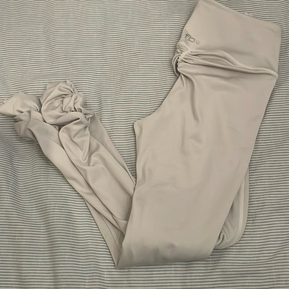 Frankie’s Bikinis Active Ruched Leggings - Picture 3 of 5